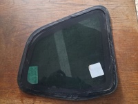 Dacia	Duster	Sol Arka Yan Sabit	2010-	(Stok Kodu:	Da-5)