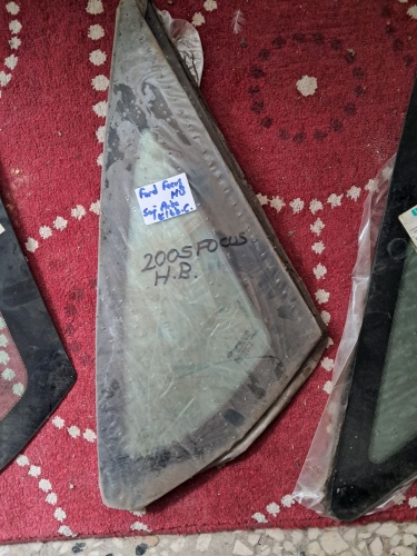 Ford Focus HB Sağ Arka Kelebek Camı