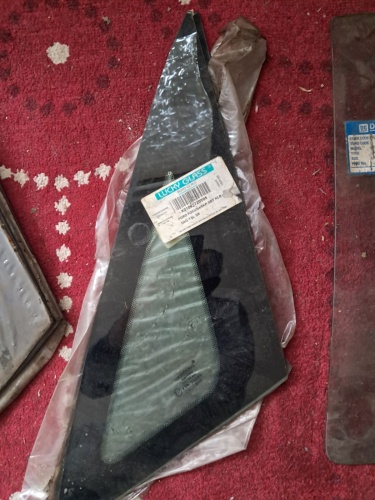 Ford Focus Sağ Arka Kelebek Camı