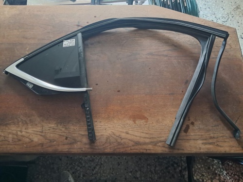 Skoda Superb 2015-2023 Sağ Arka Kelebek Camı (Stok Kodu: Sk-Sk-49)